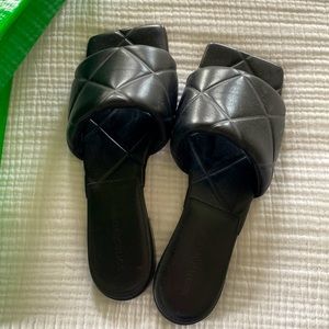 Never used - black Bottega Veneta slides